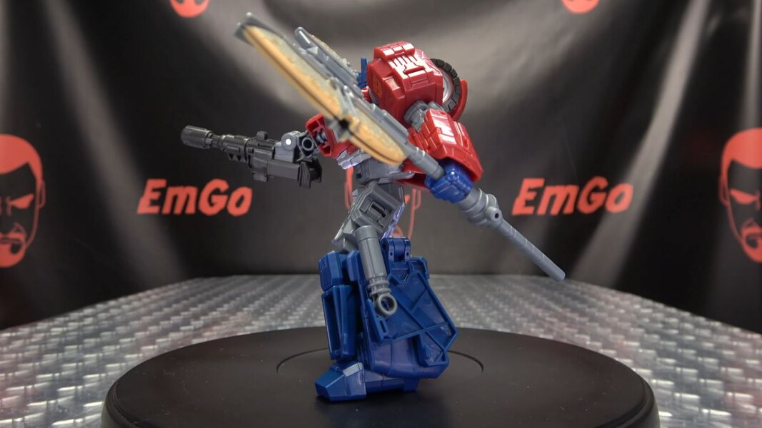 Image Of Gamer Optimus Prime In Hand Video Review From Transformers Studio Series  (34 of 37)